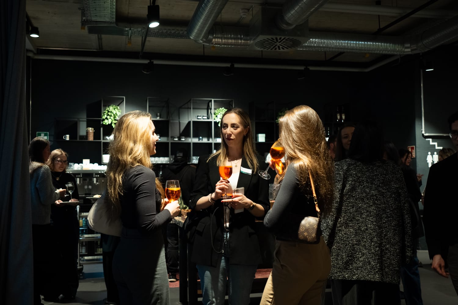 Get-together an der Bar
